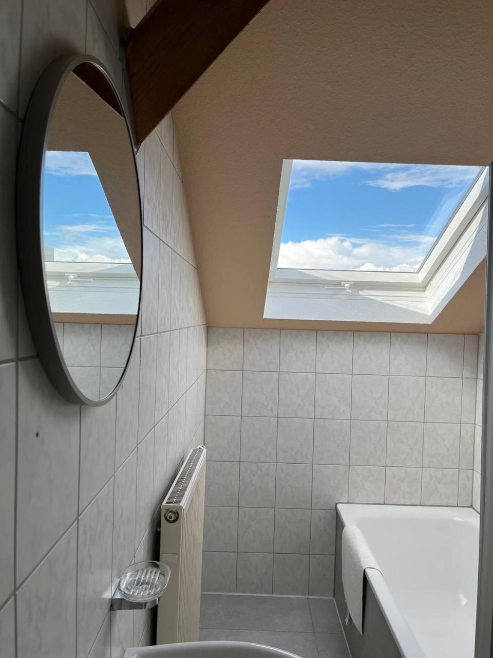 Schoene Dachgeschosswohnung Im Herzen Von Deidesheim Exterior foto